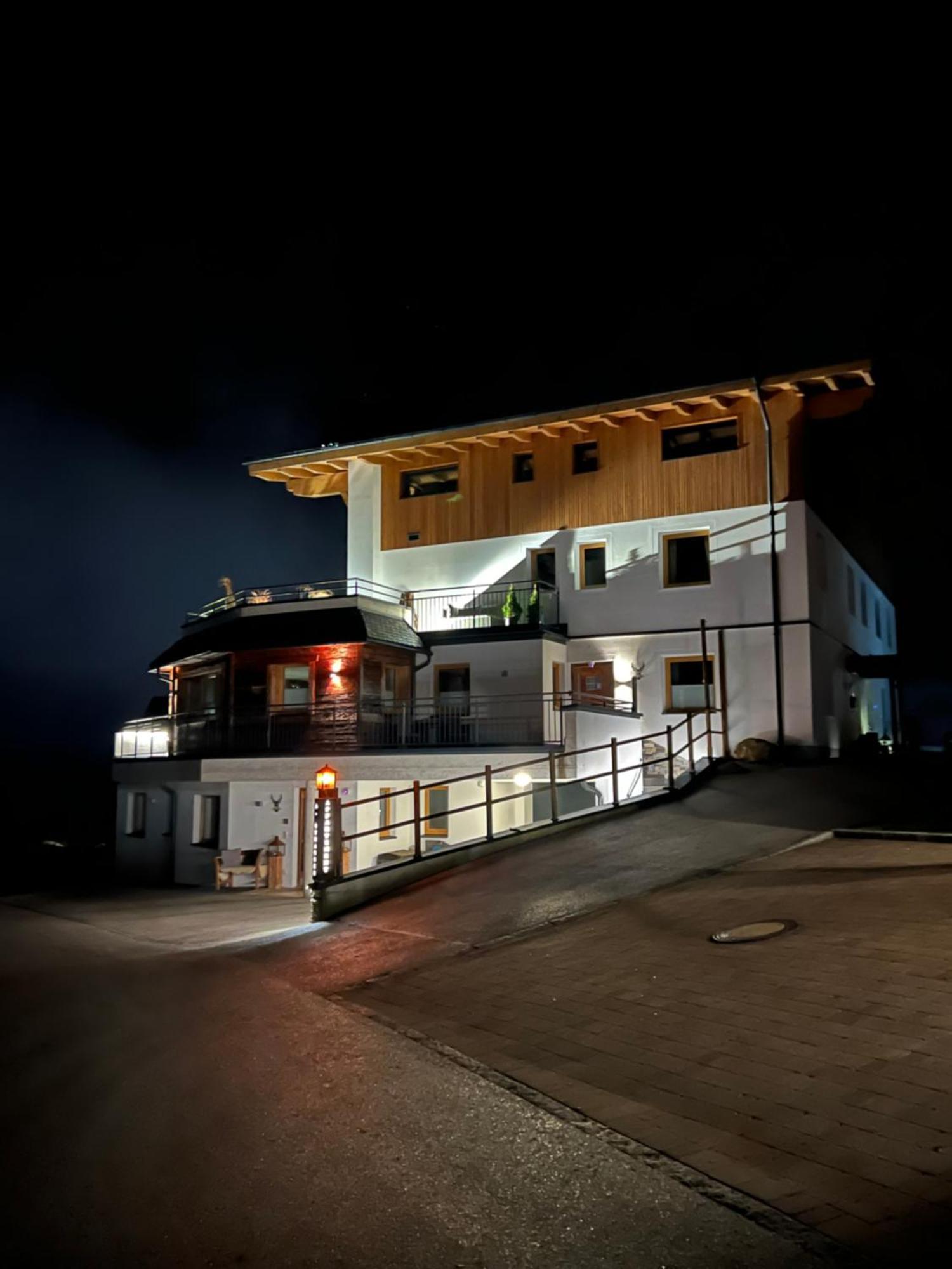 Alpine Lodge Brixen ブリクセン イン ターレ エクステリア 写真